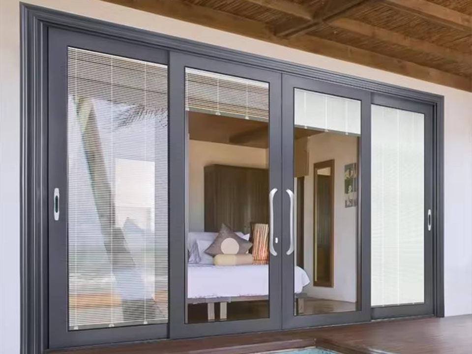 Finestre a ribalta in legno con triplo vetro temperato e rivestimento in alluminio