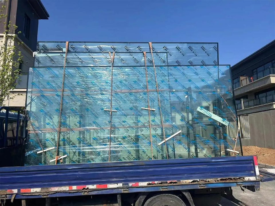 Lentes de visión en puertas comerciales: La seguridad se une a la intención del diseño 4 Vision Lites en puertas comerciales