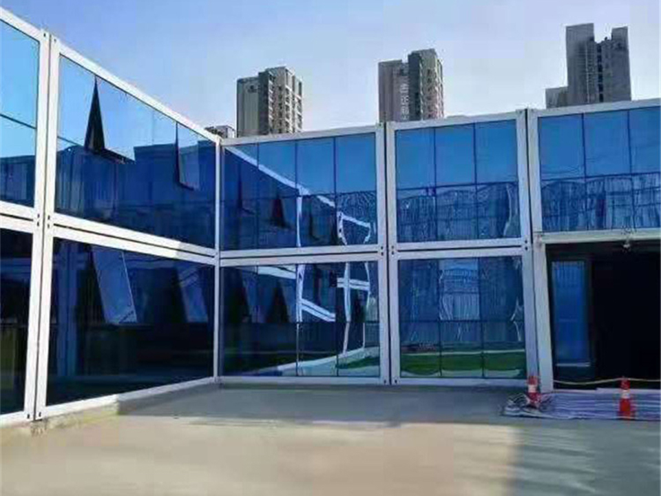 Lentes de visión en puertas comerciales: La seguridad se une a la intención del diseño 3 Vision Lites en puertas comerciales