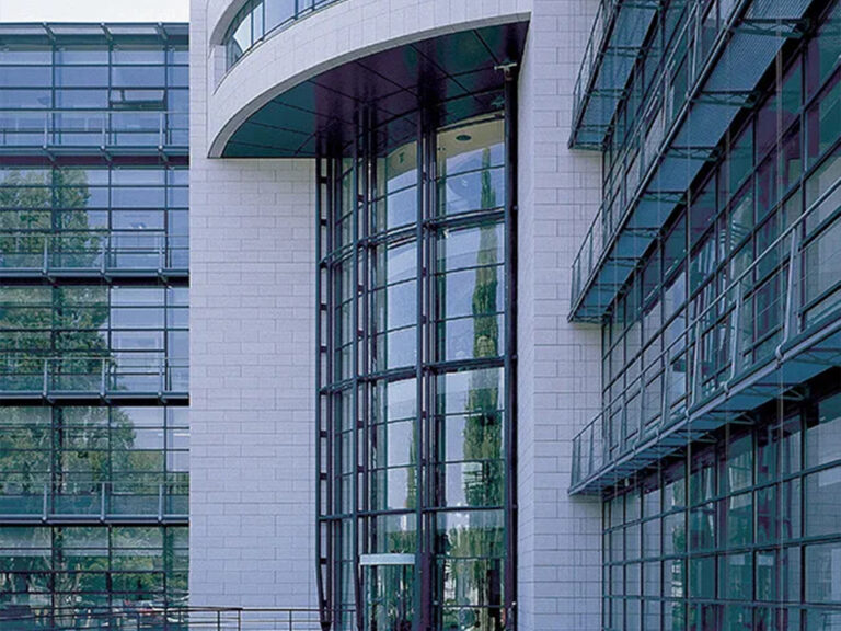 Acoustic Laminated Glass Configurations for Noisy Sites 2 Transparent Frameless Glass Curtain Wall
