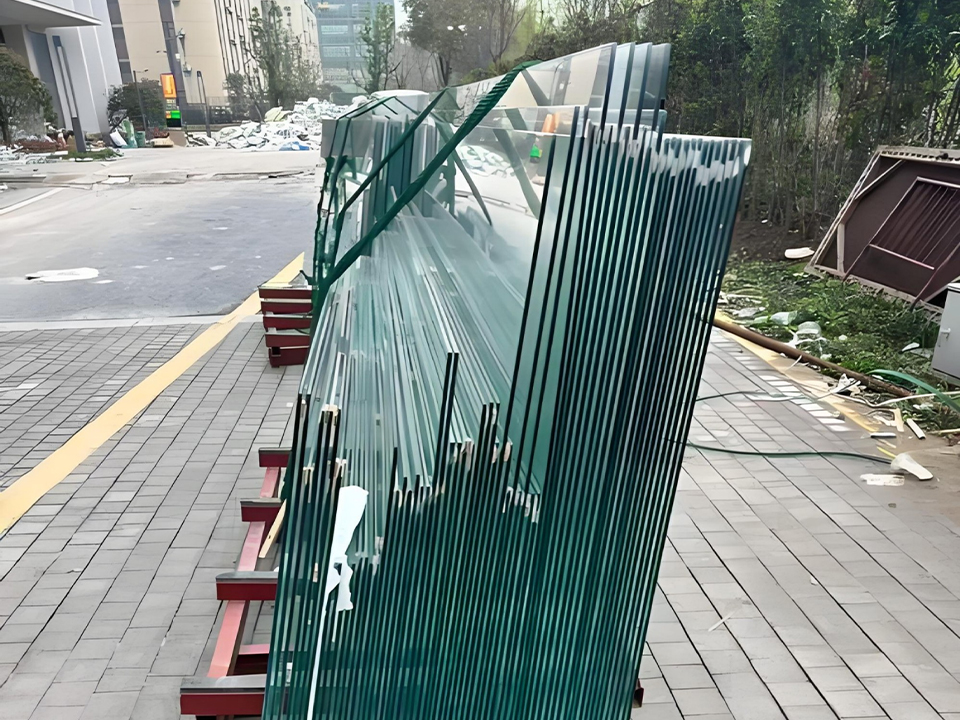 Curved Laminated Glass: Tolerances, Lead Times, and Risk 5 Curved Laminated Glass