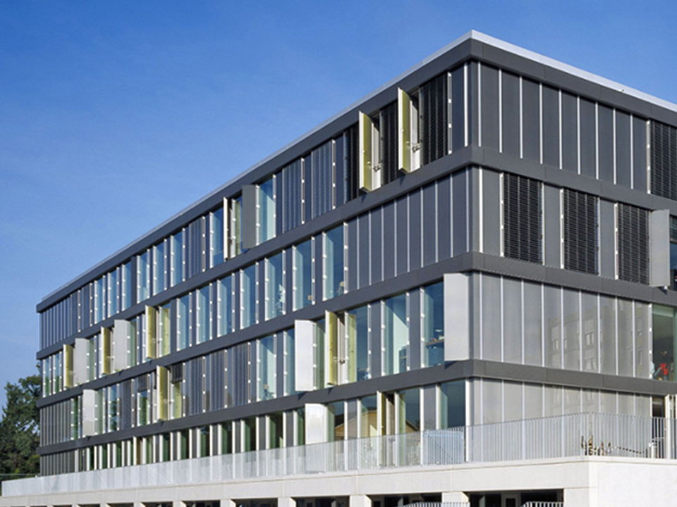 Daylight vs Glare in Offices: Smarter Glass Selection Rules 4 Daylight vs Glare in Offices Smarter Glass Selection Rules