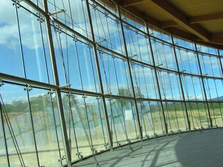 Bird-Safe + Low-E Glass: How to Combine Both Successfully 10 Luce naturale e abbagliamento negli uffici: regole per una scelta più oculata dei vetri