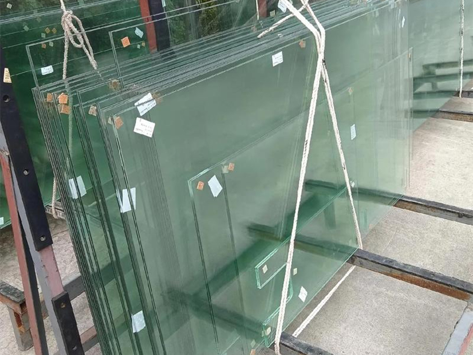 Ultra-Clear vs Standard Clear Glass in Premium Storefronts