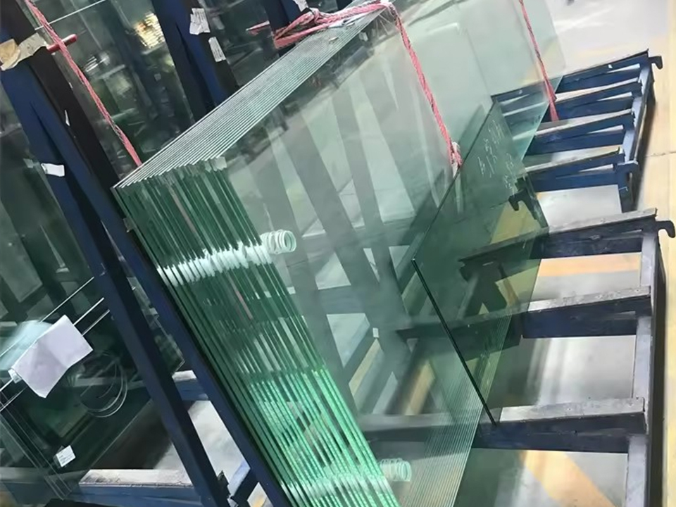 Systèmes de vitrage acoustiques et énergétiques pour les bâtiments commerciaux urbains