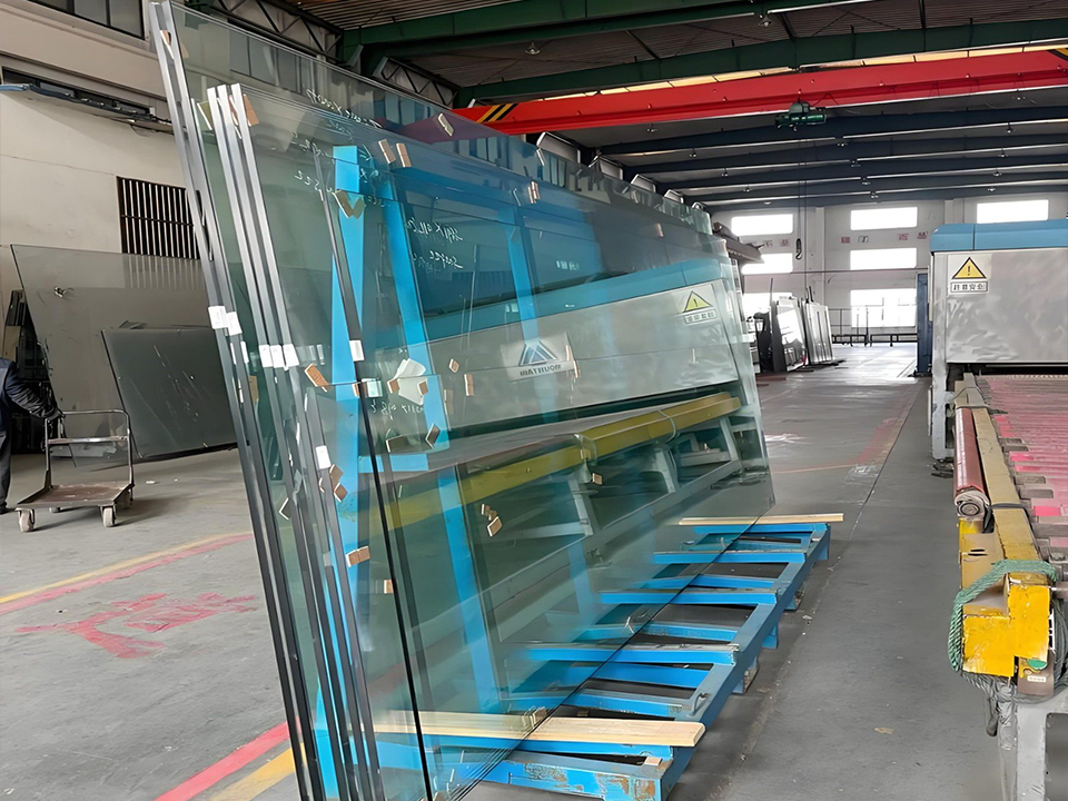 Systèmes de vitrage acoustiques et énergétiques pour les bâtiments commerciaux urbains