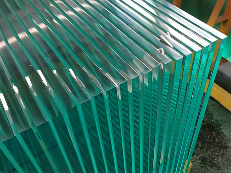 Acoustic + Energy Glass Packages for Urban Commercial Buildings 11 Systèmes de vitrage acoustiques et énergétiques pour les bâtiments commerciaux urbains