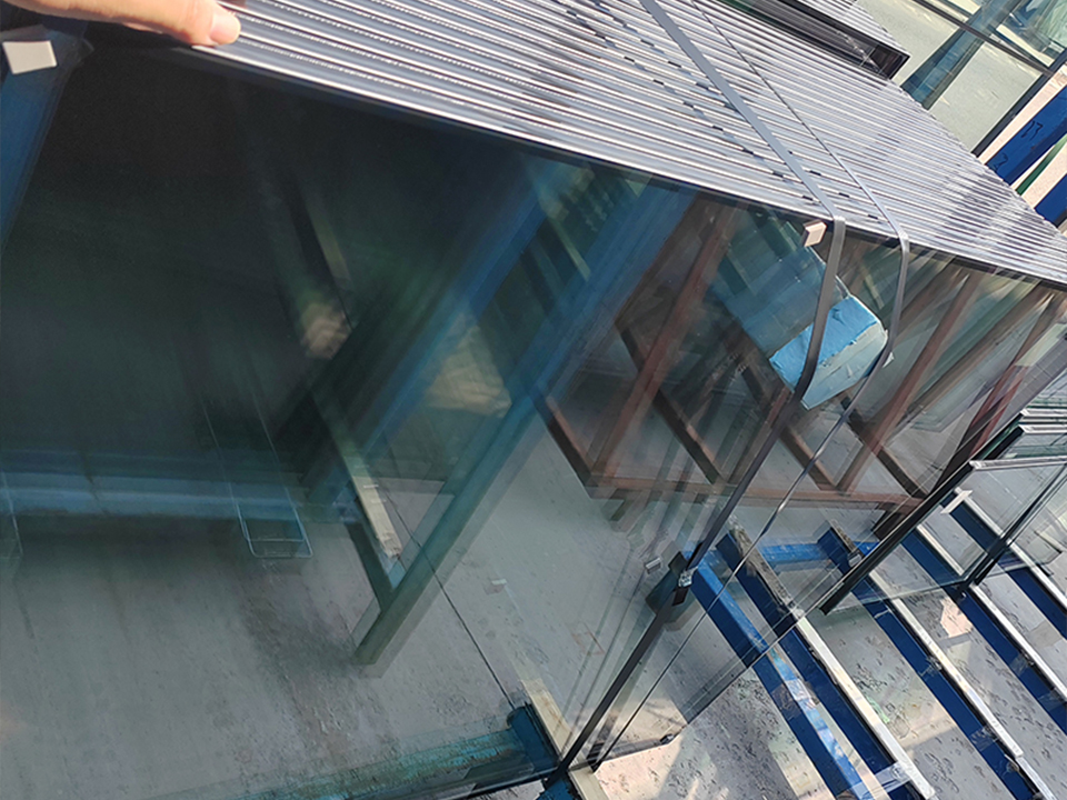Verre à faible teneur en fer et contrôle solaire : peut-on concilier les deux ?